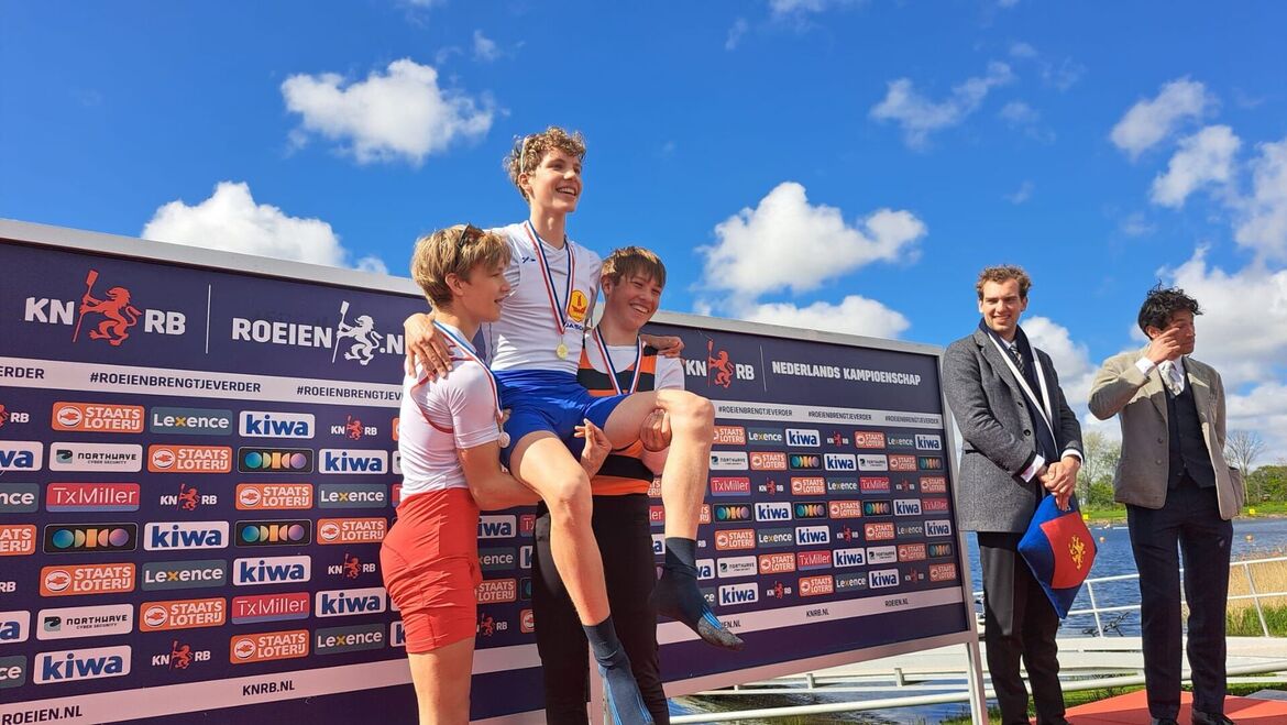 nk-2026-winnaar-op-schouders-jury-pinkt-een-traantje-weg