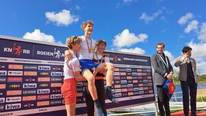 nk-2026-winnaar-op-schouders-jury-pinkt-een-traantje-weg